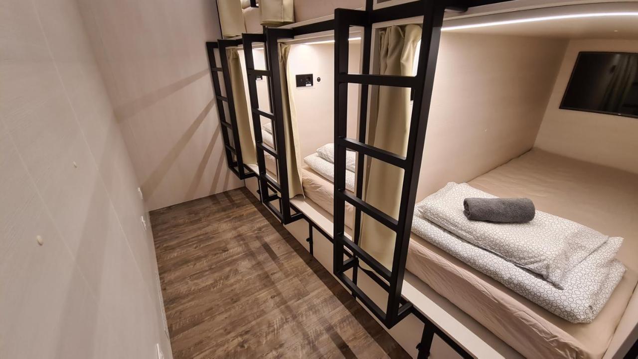 Cabin Hostel Ljubljana Exteriör bild