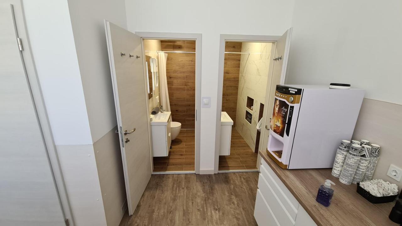 Cabin Hostel Ljubljana Exteriör bild